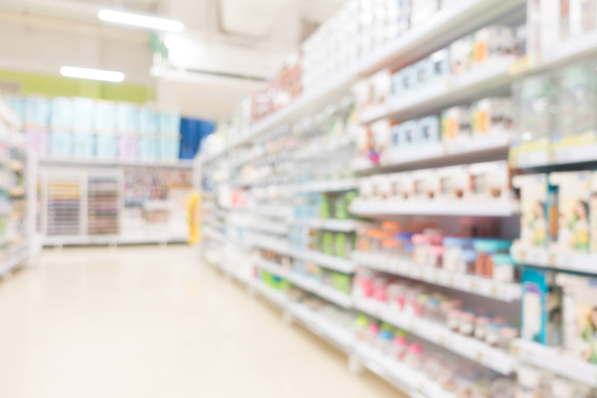 Pasillo de una droguería con estanterías de productos de salud y cuidado personal